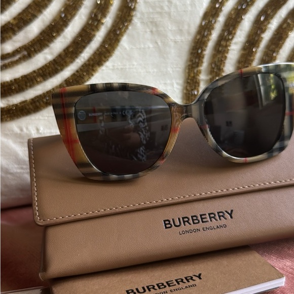 Burberry Black and Brown Classic Sunglasses- NWT - Picture 1 of 3